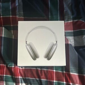 AirPod pros has everything magnet and net is correct taking offers